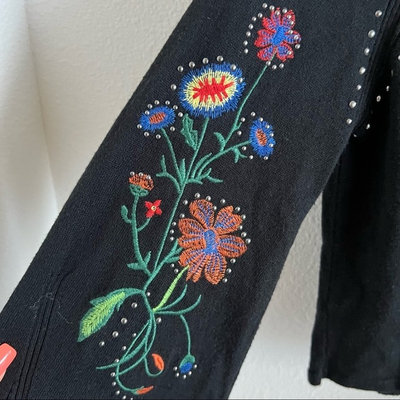 Top Shop Black Knit Bell Sleeve Embroidered and Studded Crop Boho Top US 6 - Picture 4 of 7